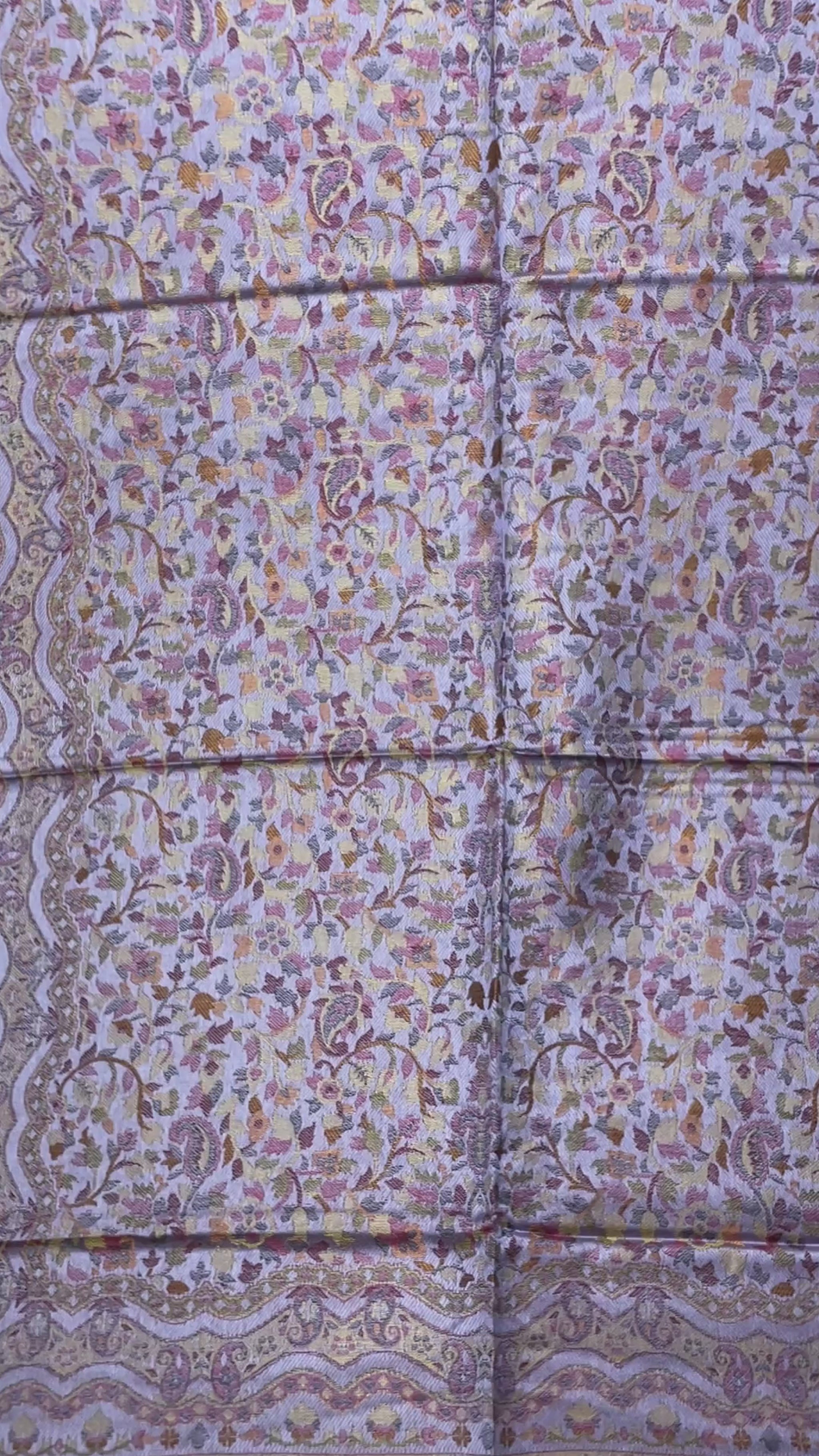 Original Jacquard Schal aus Indien in Flieder mit Paisley- und Blumenmuster. Wendbarer Leinen-Seide-Schal, luxuriöse Unisex Stola für alle Jahreszeiten. video