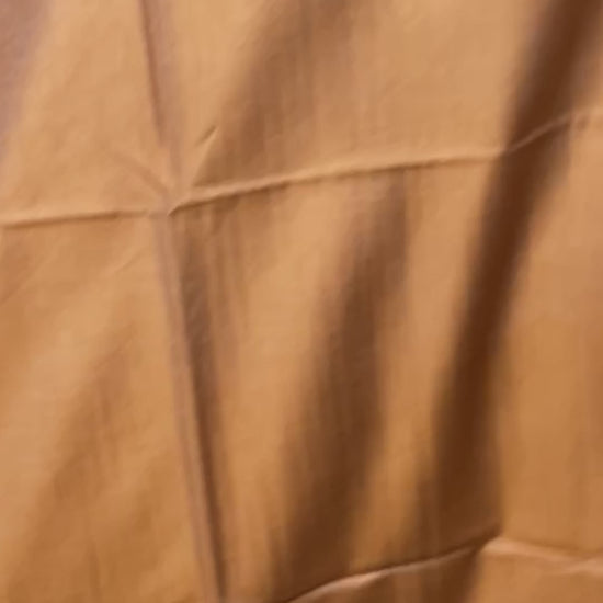 Luxuriöser wendbarer Seidenschal in Gold und Champagner mit feiner Rautenbordüre und kurzen Fransen video