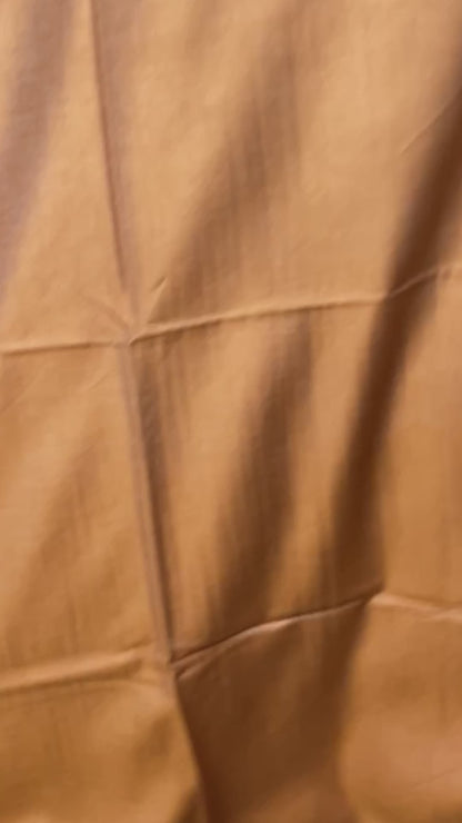 Luxuriöser wendbarer Seidenschal in Gold und Champagner mit feiner Rautenbordüre und kurzen Fransen video