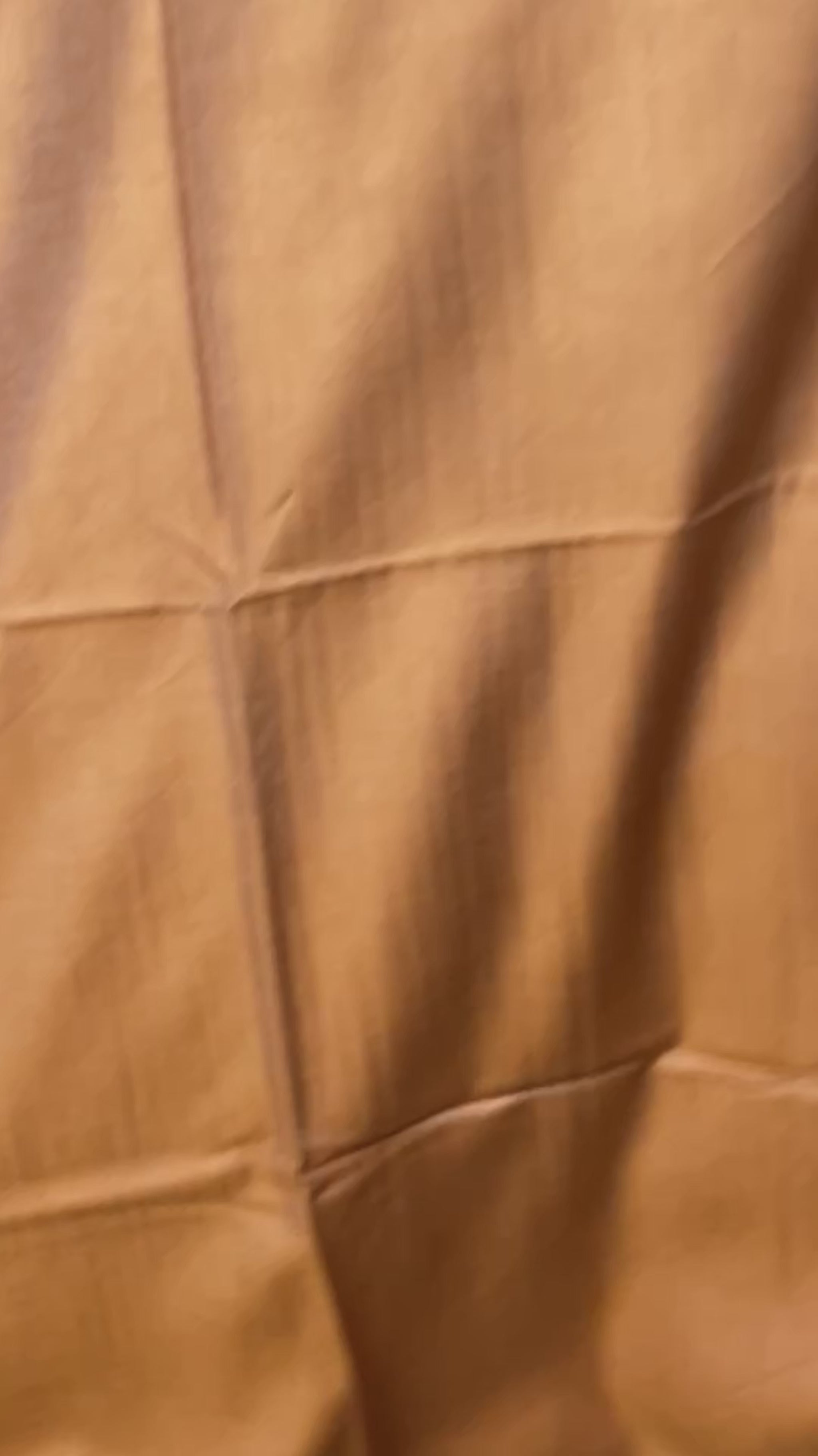 Luxuriöser wendbarer Seidenschal in Gold und Champagner mit feiner Rautenbordüre und kurzen Fransen video