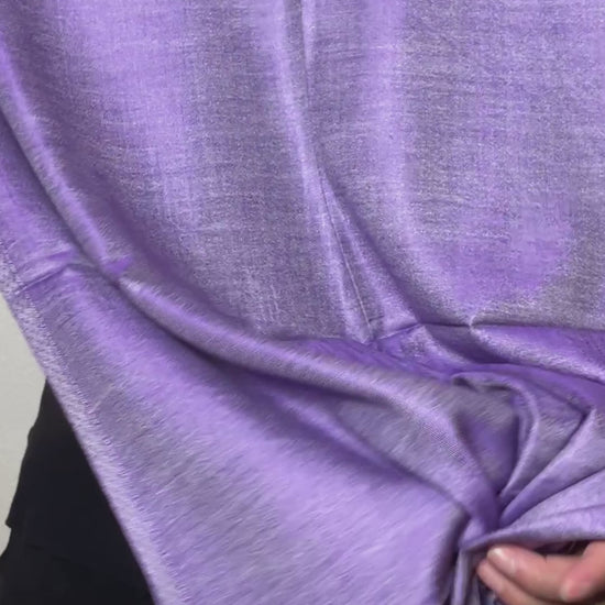 Luxuriöser wendbarer Seidenschal in Violett und Silber-Flieder mit feiner Rauten-Webstruktur video