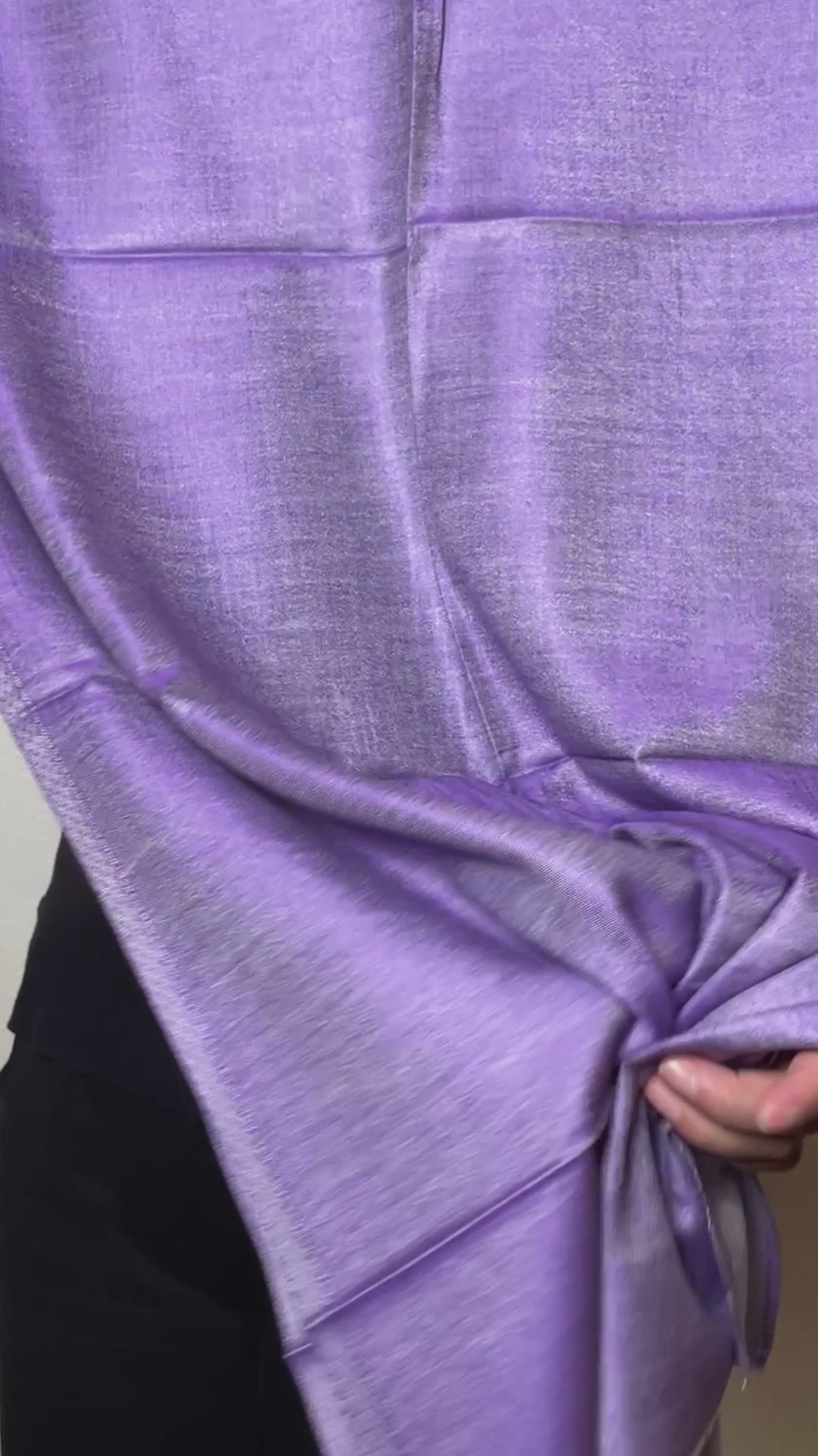 Luxuriöser wendbarer Seidenschal in Violett und Silber-Flieder mit feiner Rauten-Webstruktur video