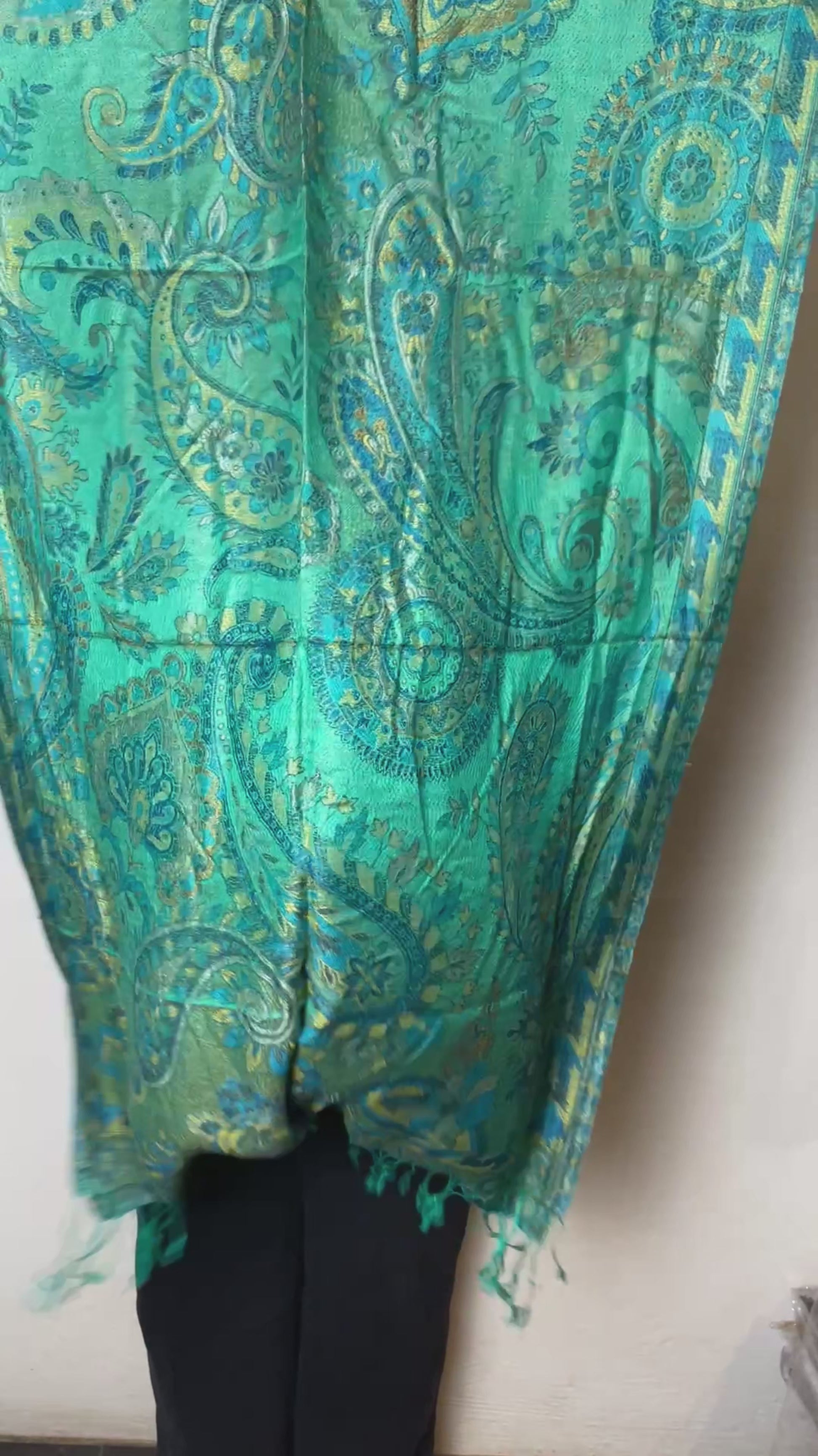 Turquoise Gold Splendor Paisley Schal aus Indien Seide Viskose Video
