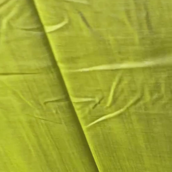 Luxuriöser wendbarer Seidenschal in Limonengrün und Silbergrau mit feiner Rauten-Webstruktur und kurzen Fransen Video