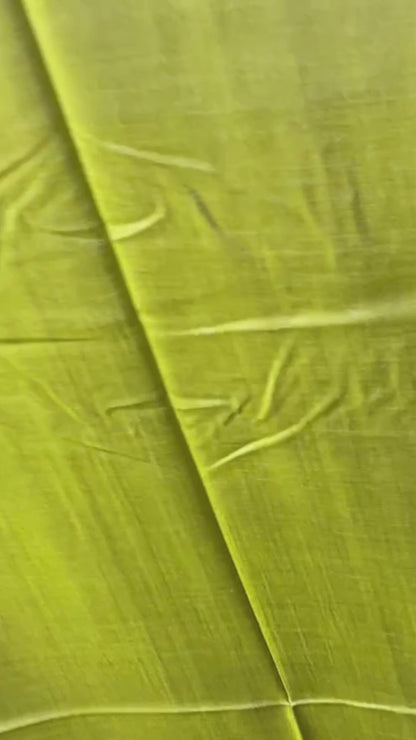 Luxuriöser wendbarer Seidenschal in Limonengrün und Silbergrau mit feiner Rauten-Webstruktur und kurzen Fransen Video