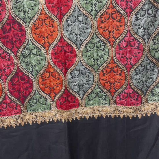 Hauptbild: Velvet Ember Embroidery – Schwarzer bestickter Baumwolle-Viskose Schal
 video