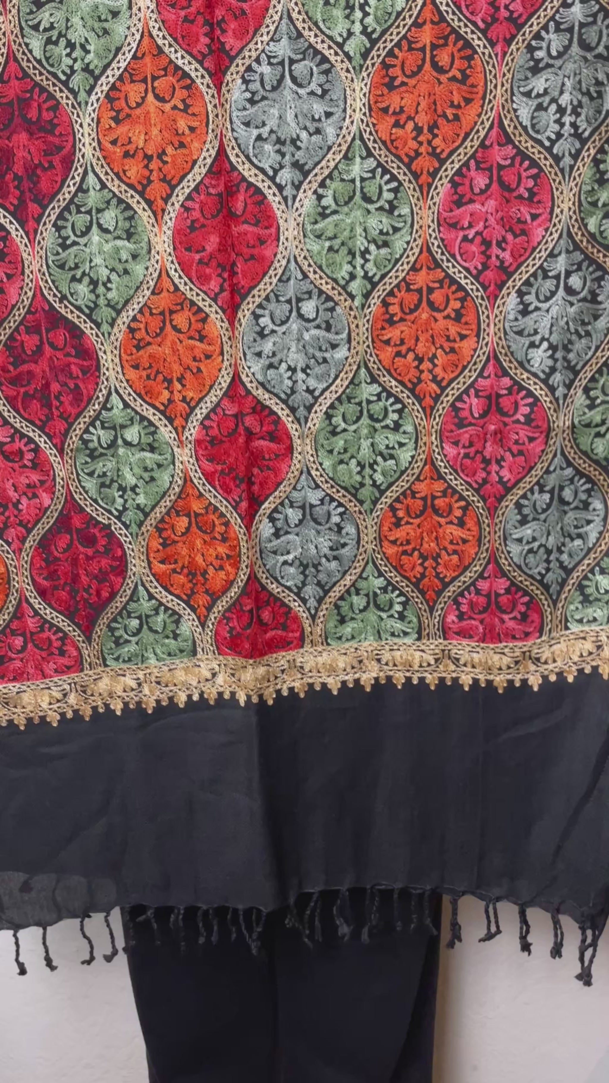 Hauptbild: Velvet Ember Embroidery – Schwarzer bestickter Baumwolle-Viskose Schal
 video