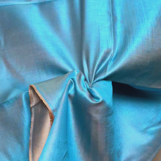 Luxuriöser, wendbarer Seidenschal aus Indien mit edlem Changeant-Effekt in Türkis & Champagner. Zeitlos, elegant und ganzjährig tragbar – für Damen & Herren. Video