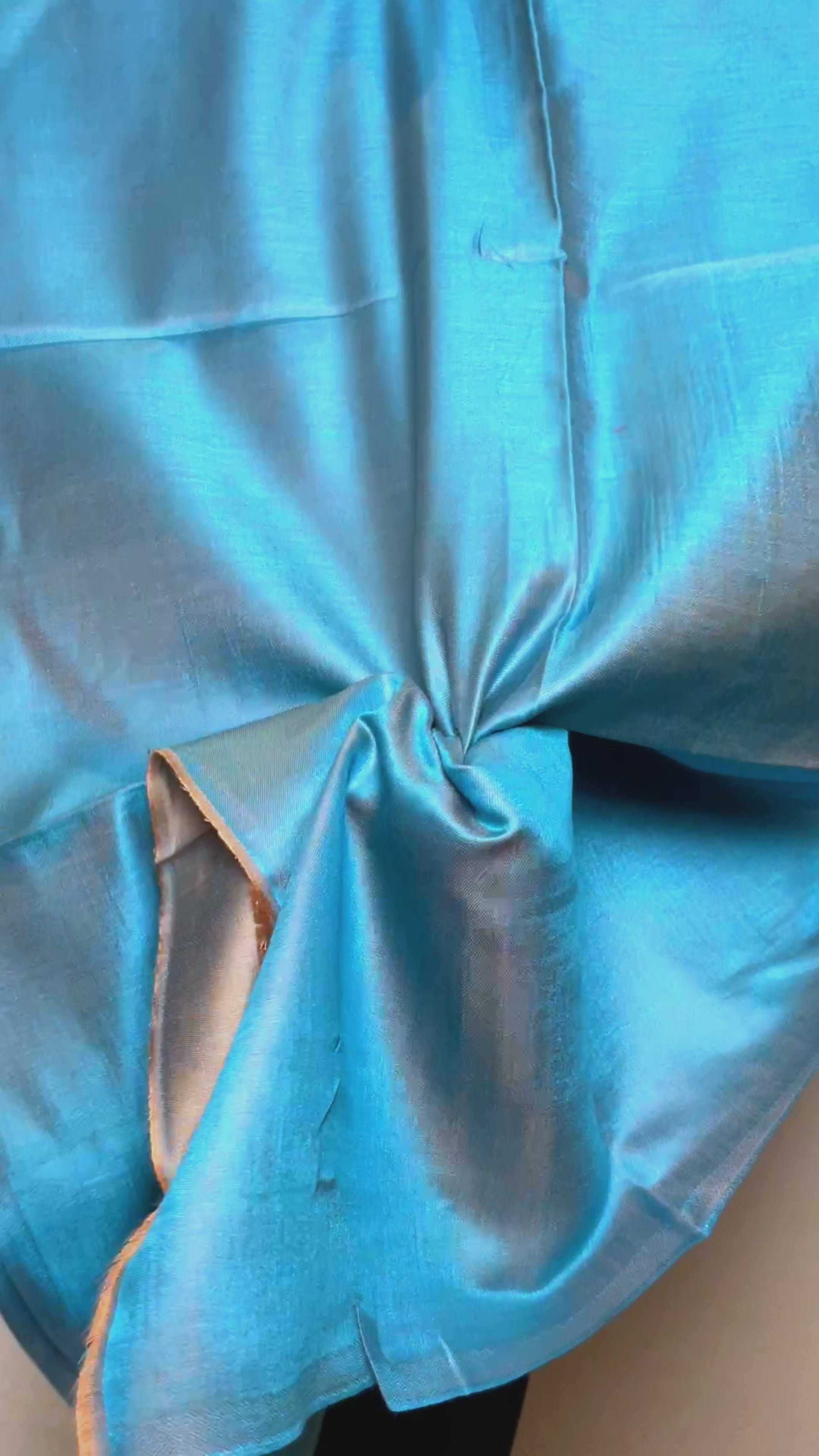 Luxuriöser, wendbarer Seidenschal aus Indien mit edlem Changeant-Effekt in Türkis & Champagner. Zeitlos, elegant und ganzjährig tragbar – für Damen & Herren. Video