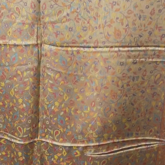 Original Jacquard Schal aus Indien in Gold mit Paisley- und Blumenmuster. Leinen-Seide-Schal mit Jamawar-Design, luxuriöse Unisex Stola für alle Jahreszeiten. Video