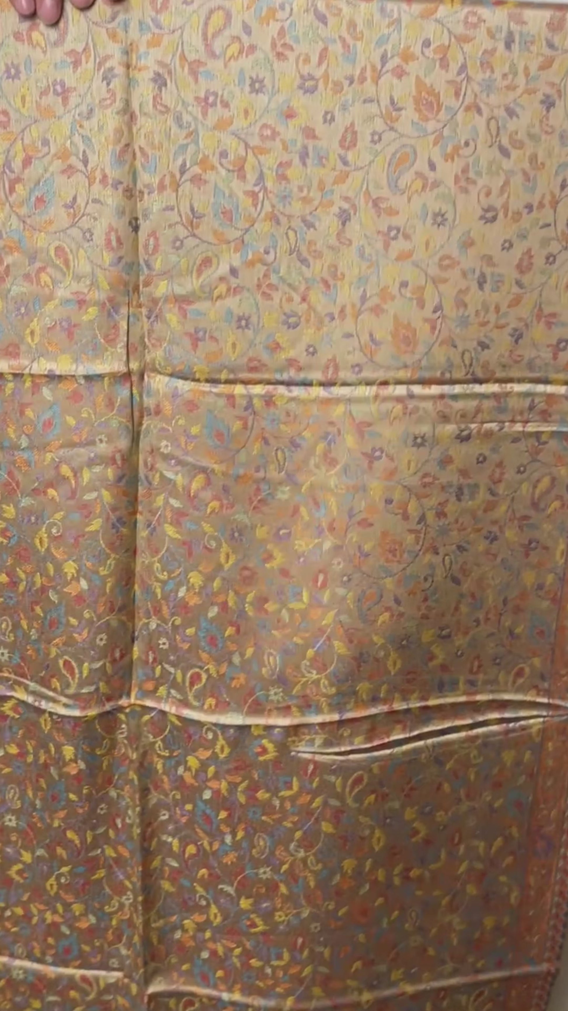 Original Jacquard Schal aus Indien in Gold mit Paisley- und Blumenmuster. Leinen-Seide-Schal mit Jamawar-Design, luxuriöse Unisex Stola für alle Jahreszeiten. Video