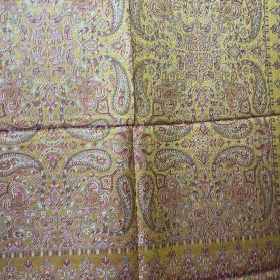 Original Jacquard Schal aus Indien in Senfgelb mit Paisley- und Blumenmuster. Wendbarer Leinen-Seide-Schal, luxuriöse Unisex Stola für alle Jahreszeiten. video