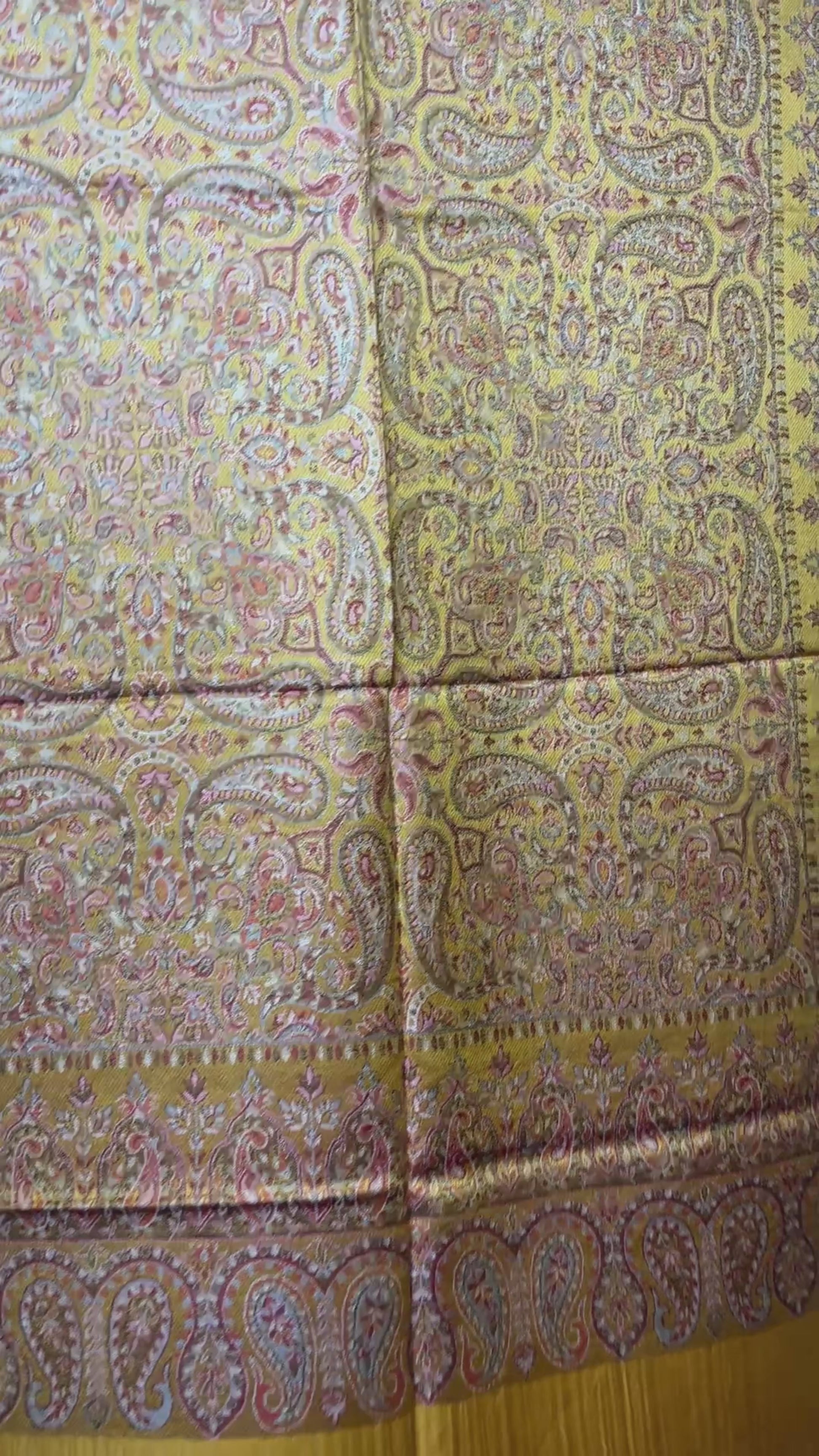 Original Jacquard Schal aus Indien in Senfgelb mit Paisley- und Blumenmuster. Wendbarer Leinen-Seide-Schal, luxuriöse Unisex Stola für alle Jahreszeiten. video