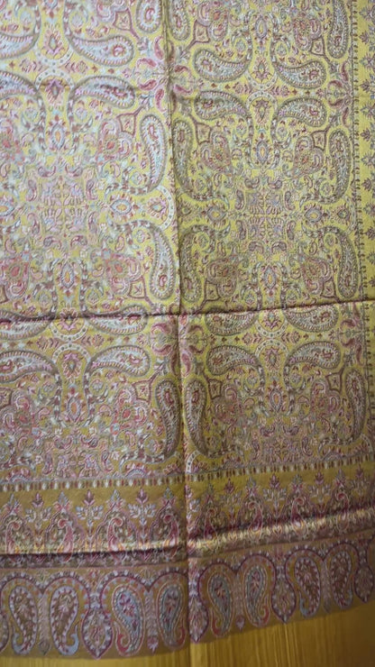 Original Jacquard Schal aus Indien in Senfgelb mit Paisley- und Blumenmuster. Wendbarer Leinen-Seide-Schal, luxuriöse Unisex Stola für alle Jahreszeiten. video