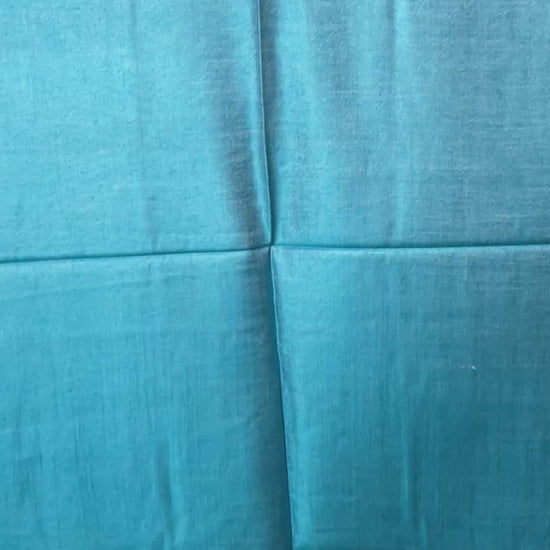 Luxuriöser wendbarer Seidenschal in Türkisblau mit feiner Rauten-Webstruktur und zarten Fransen umhang video