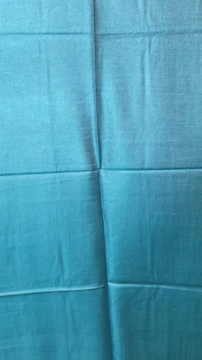 Luxuriöser wendbarer Seidenschal in Türkisblau mit feiner Rauten-Webstruktur und zarten Fransen umhang video