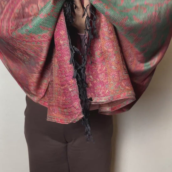 Muster Detail: Jacquard Paisley Muster Burgunder Smaragd Video