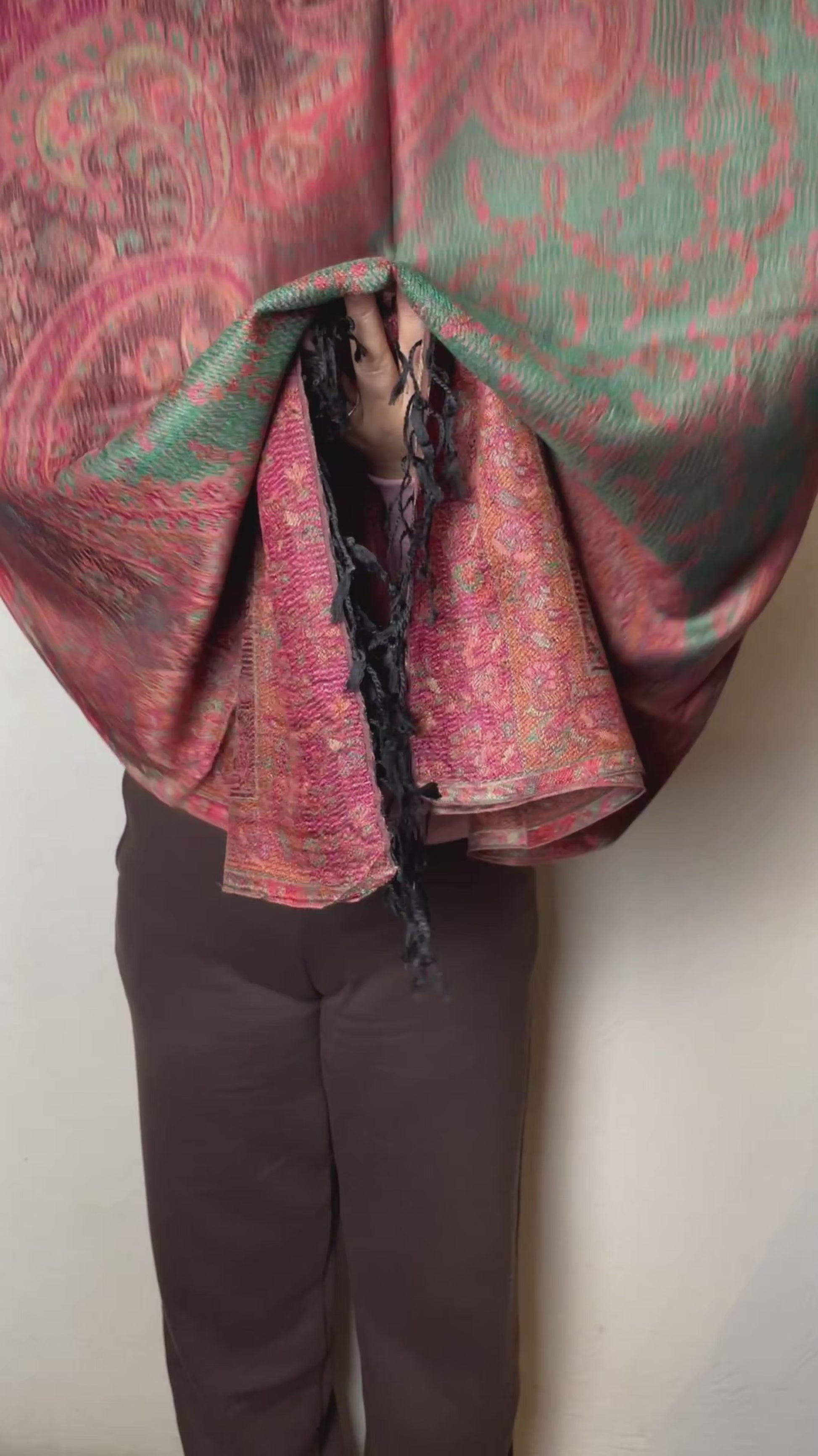 Muster Detail: Jacquard Paisley Muster Burgunder Smaragd Video