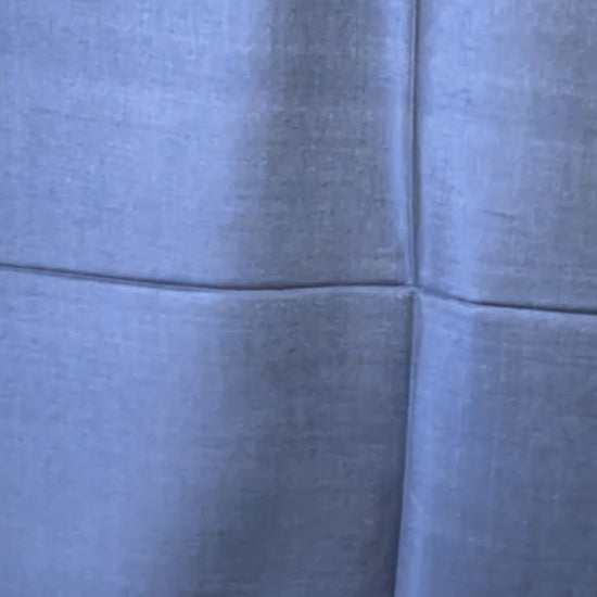 Stahlblauer Seidenschal aus Indien mit silberner Rückseite, wendbares luxuriöses Seidentuch video