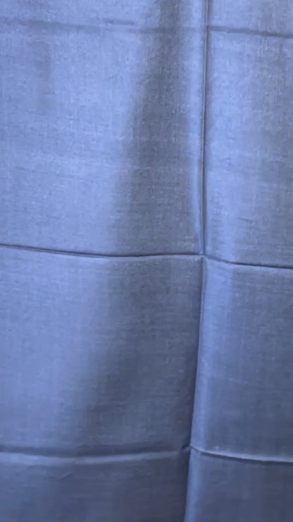 Stahlblauer Seidenschal aus Indien mit silberner Rückseite, wendbares luxuriöses Seidentuch video