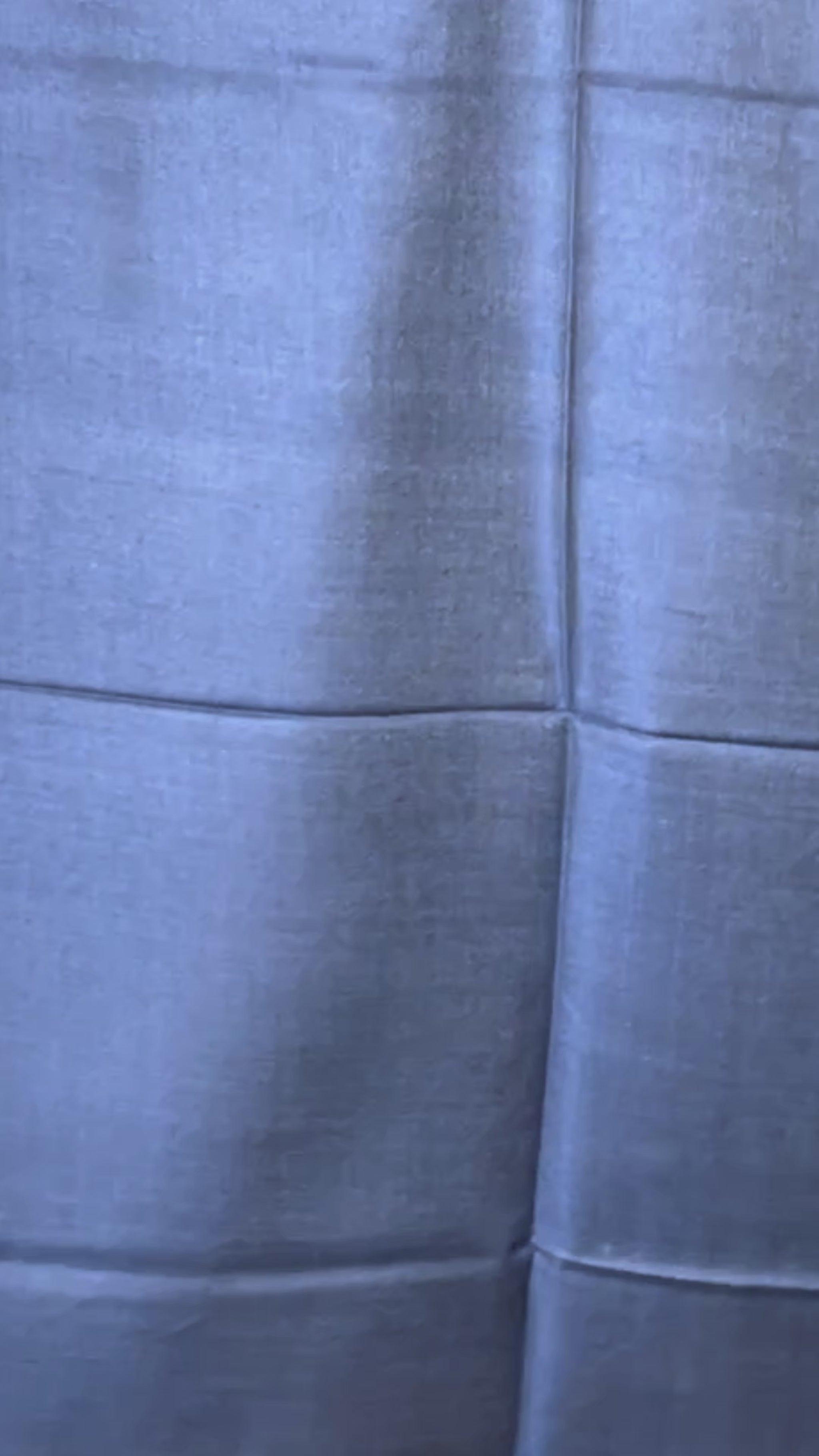 Stahlblauer Seidenschal aus Indien mit silberner Rückseite, wendbares luxuriöses Seidentuch video