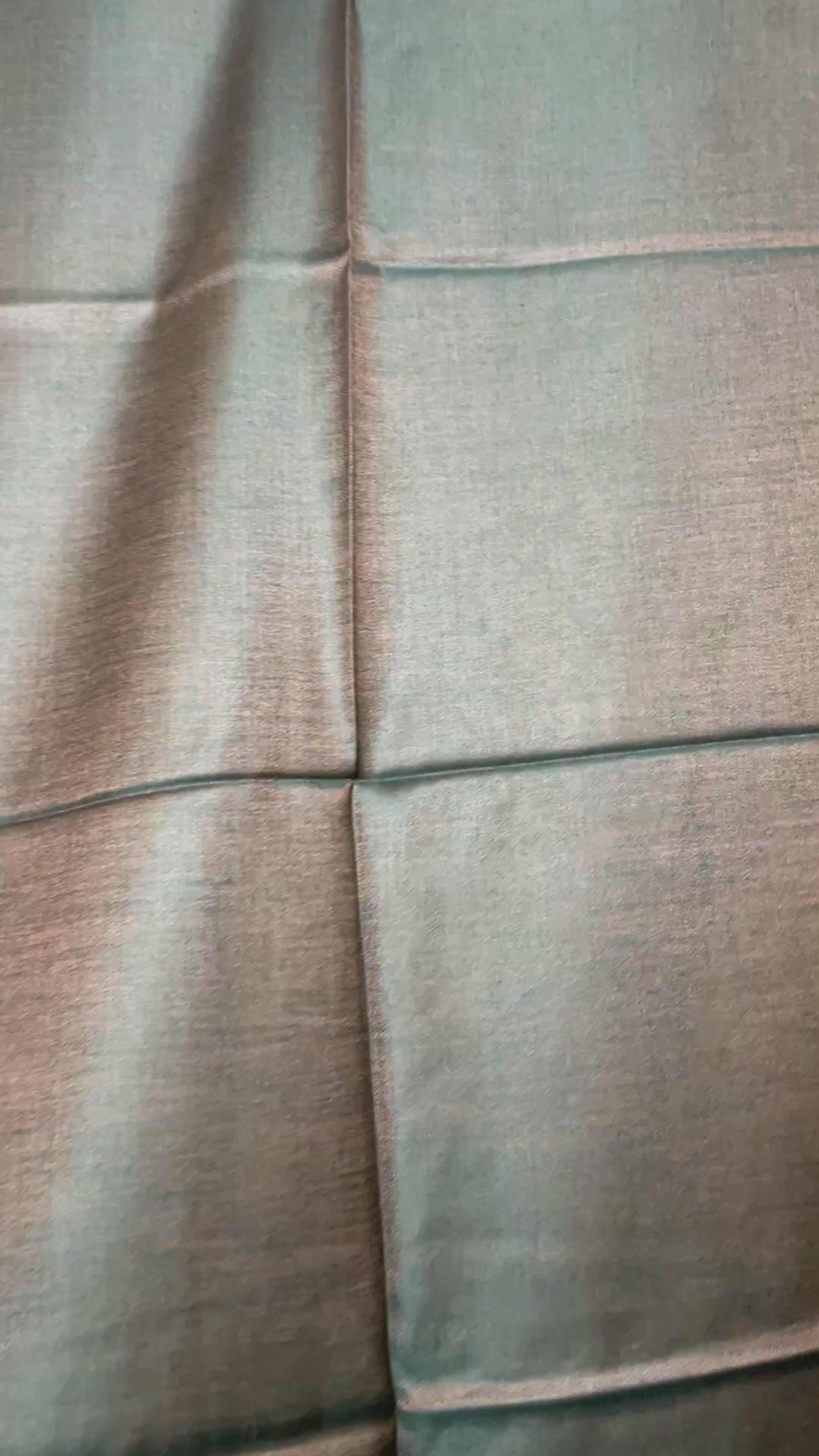 Luxuriöser wendbarer Seidenschal in Smaragdgrün und Gold mit Changeant-Effekt Video