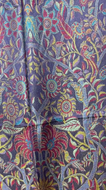 Original Paisley Schal in Marineblau und Beige mit Pfauen- und Lebensbaum-Motiv aus Leinen & Seide, wendbares Jacquard-Design, luxuriöse Unisex Tuch im indischen Stil video