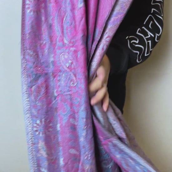 Getragen: Unisex Paisley Schal Damen Herren Fuchsia Blau vorne video