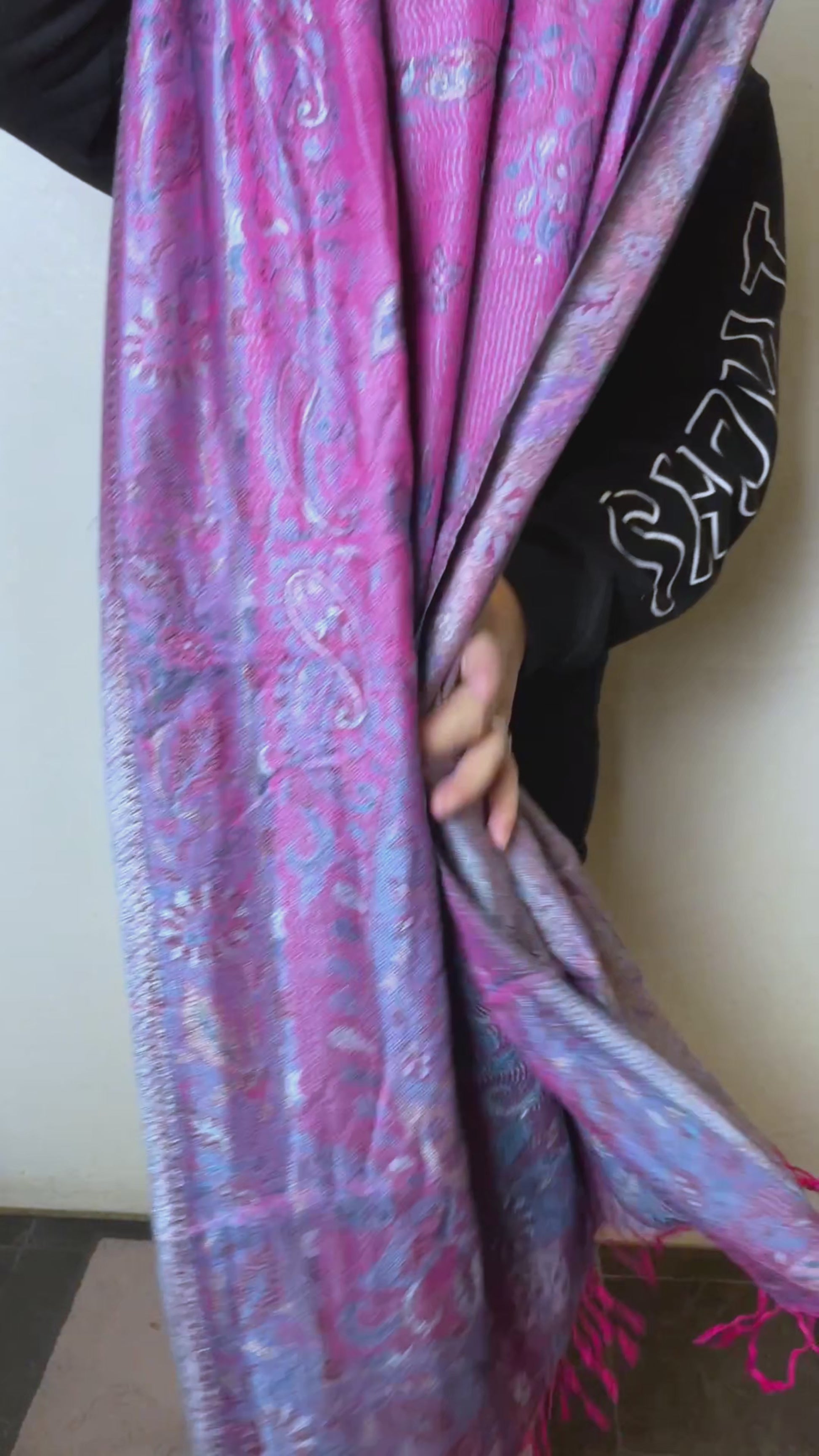 Getragen: Unisex Paisley Schal Damen Herren Fuchsia Blau vorne video