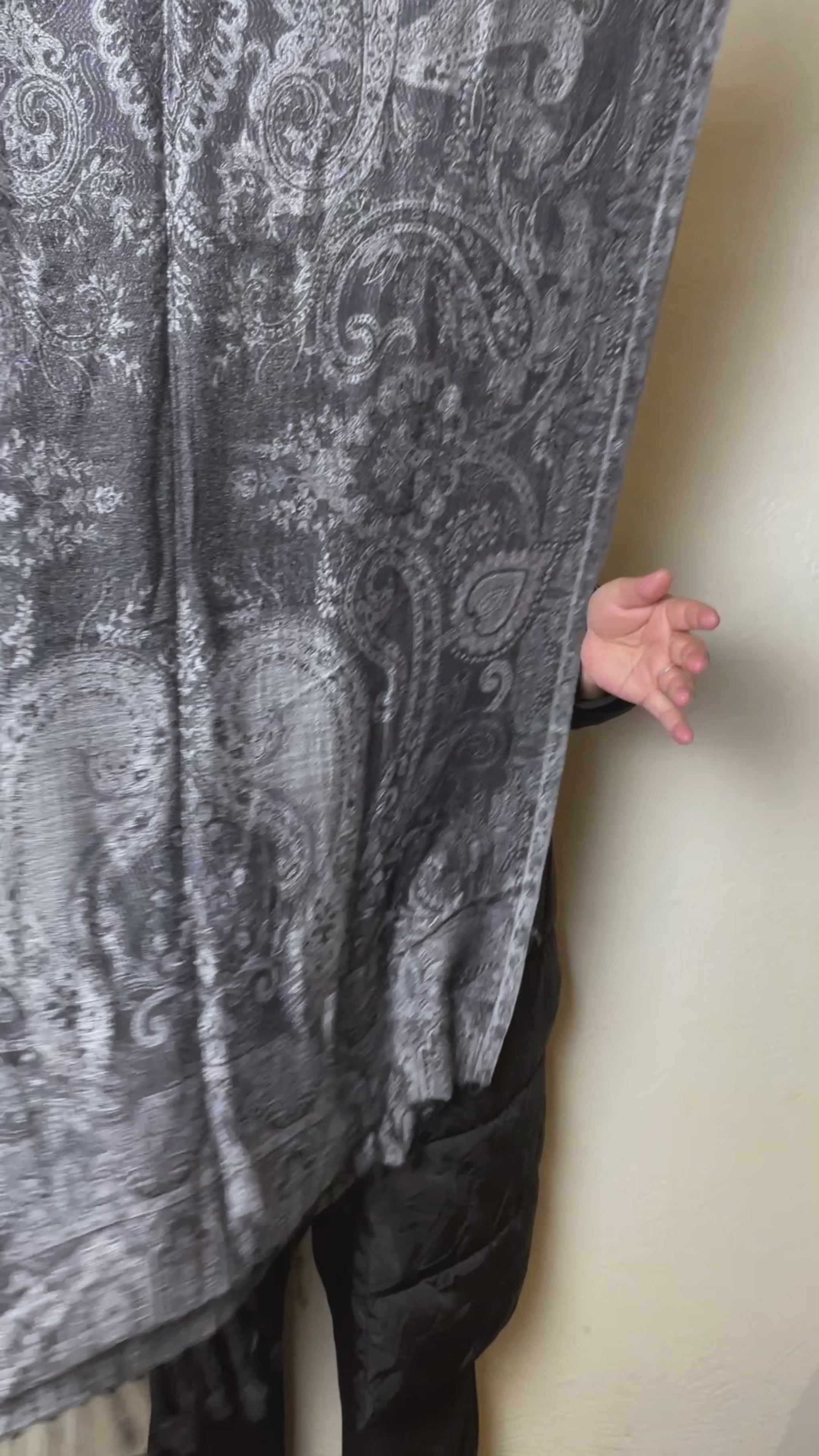 Getragen: Unisex Paisley Schal Damen Herren Silbergrau video