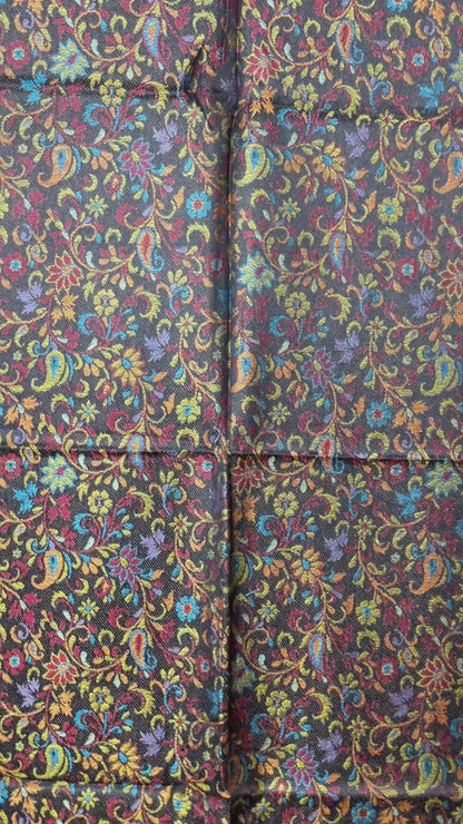 Original Jacquard Schal aus Indien in Schwarz mit Paisley- und Blumenmuster. Wendbar, hochwertige Leinen-Seide-Mischung, luxuriöse Unisex Stola für Winter, Frühling, Herbst und Sommer Video