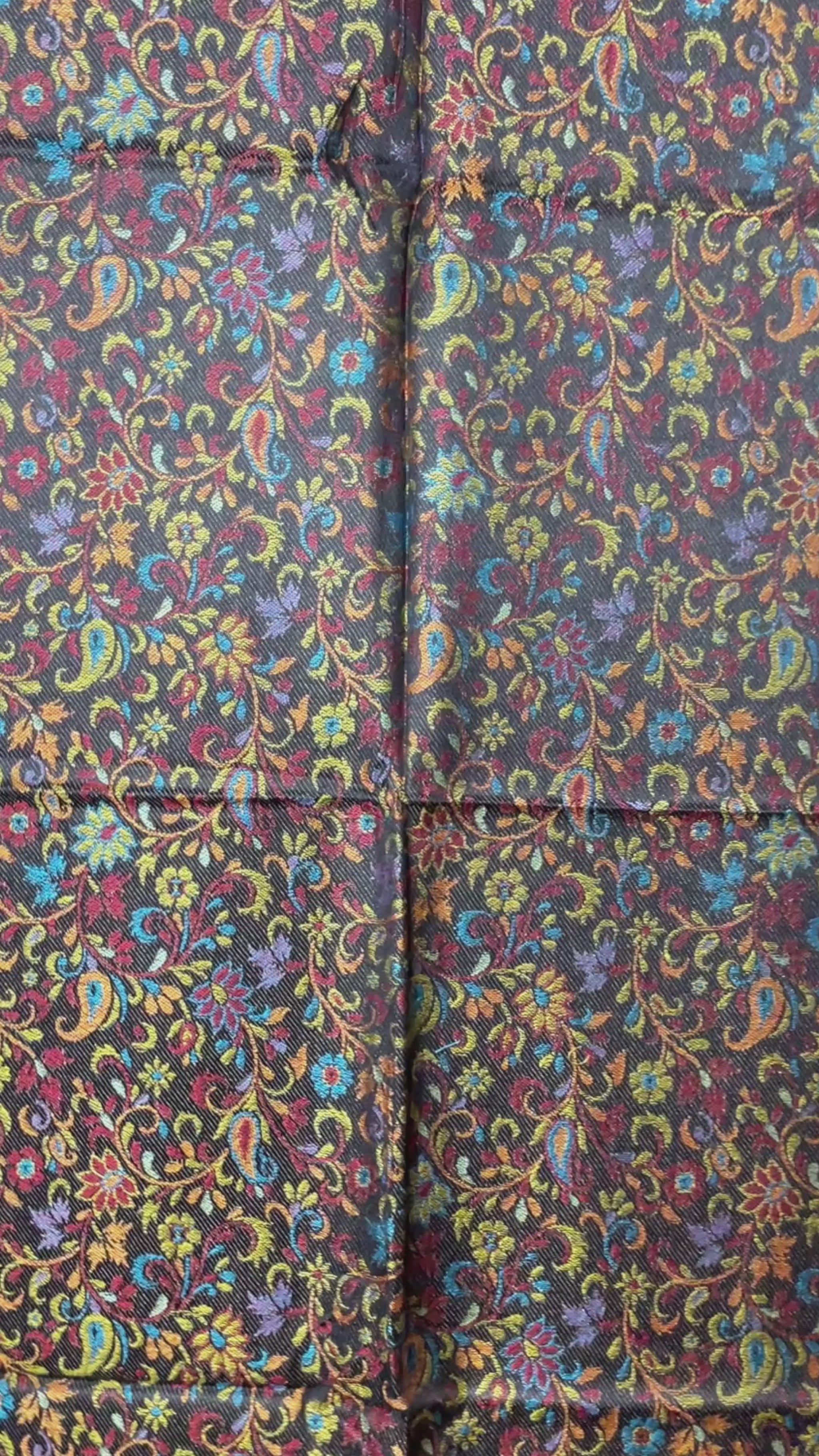 Original Jacquard Schal aus Indien in Schwarz mit Paisley- und Blumenmuster. Wendbar, hochwertige Leinen-Seide-Mischung, luxuriöse Unisex Stola für Winter, Frühling, Herbst und Sommer Video