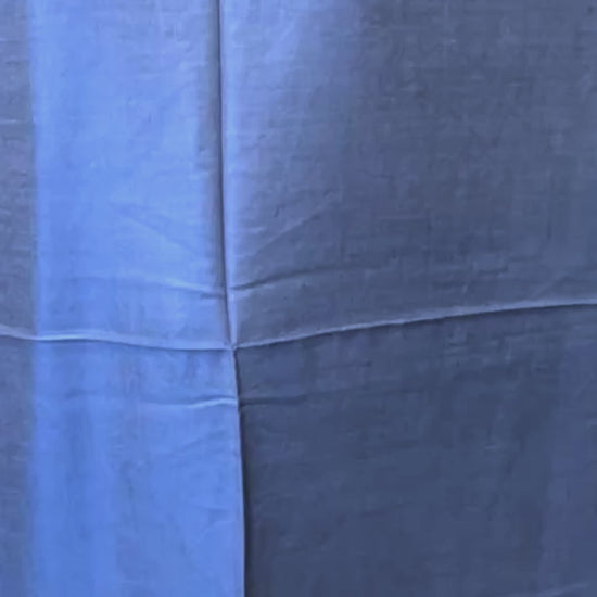 Wendbarer Seidenschal aus Indien in Himmelblau mit silbrigem Glanz, feiner Rautenbordüre und kurzen video