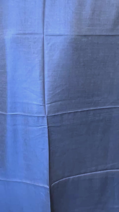 Wendbarer Seidenschal aus Indien in Himmelblau mit silbrigem Glanz, feiner Rautenbordüre und kurzen video