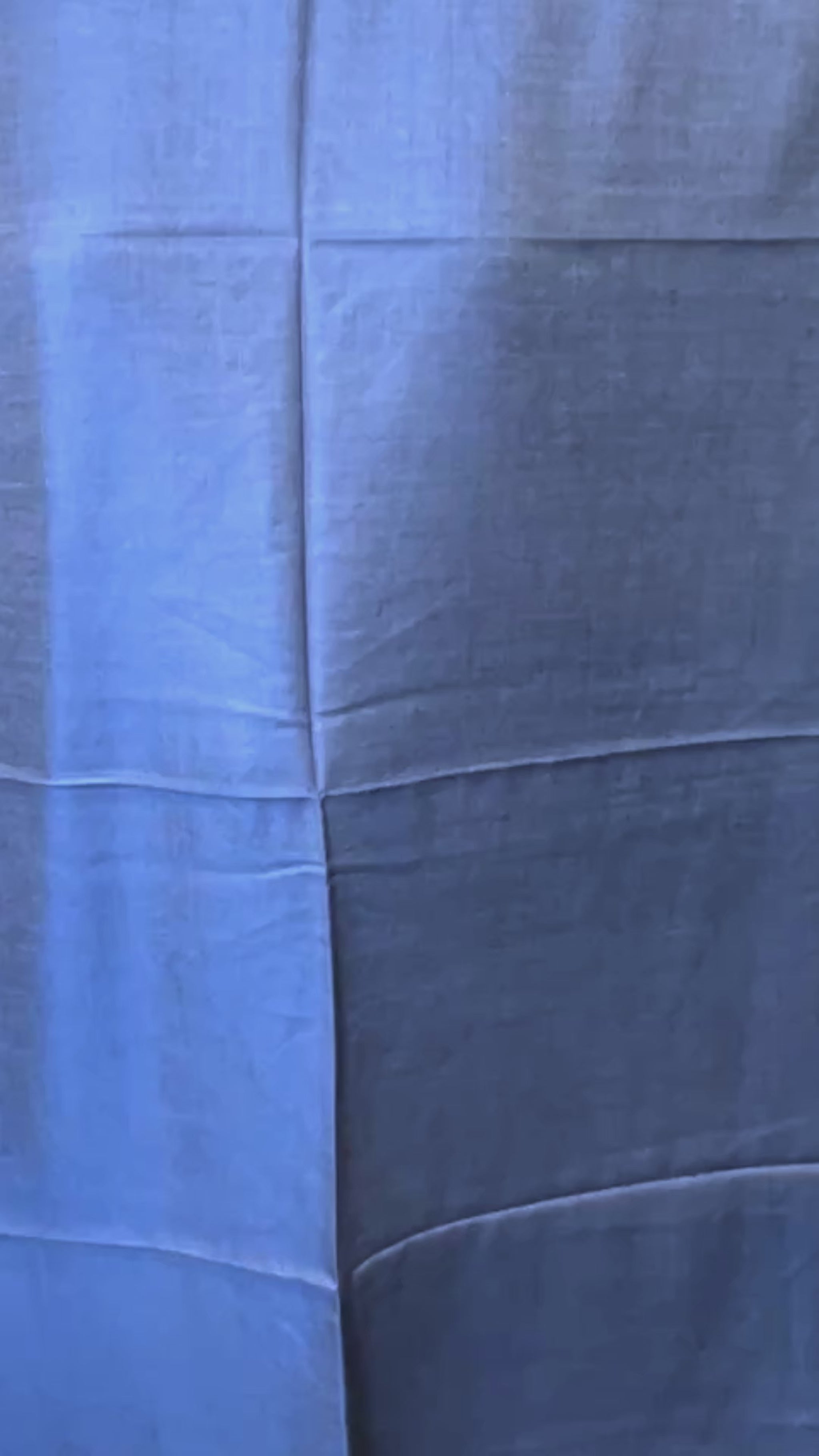 Wendbarer Seidenschal aus Indien in Himmelblau mit silbrigem Glanz, feiner Rautenbordüre und kurzen video