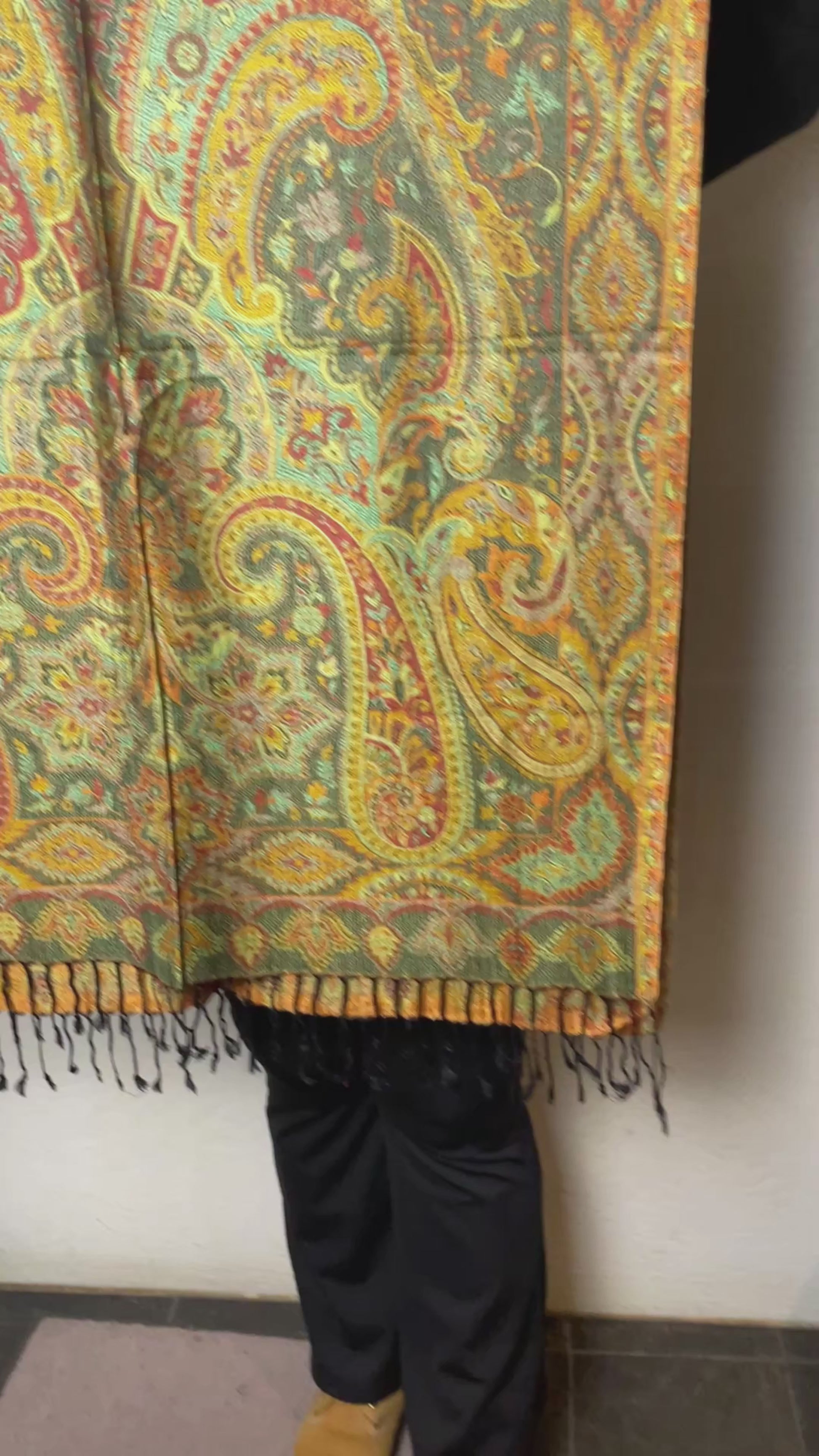 Golden Ember Paisley Schal aus Indien Seide-Viskose Unisex video