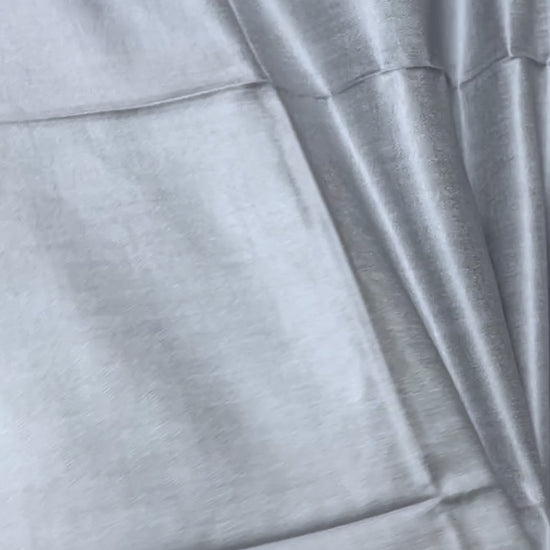 Luxuriöses Seidentuch aus Indien in Silbergrau Schal Video