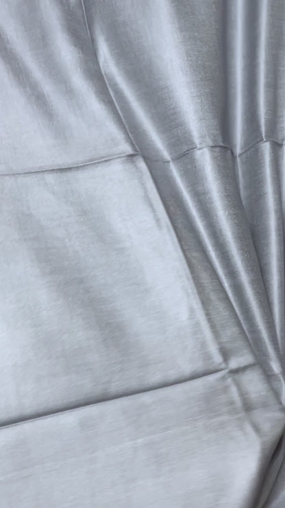 Luxuriöses Seidentuch aus Indien in Silbergrau Schal Video