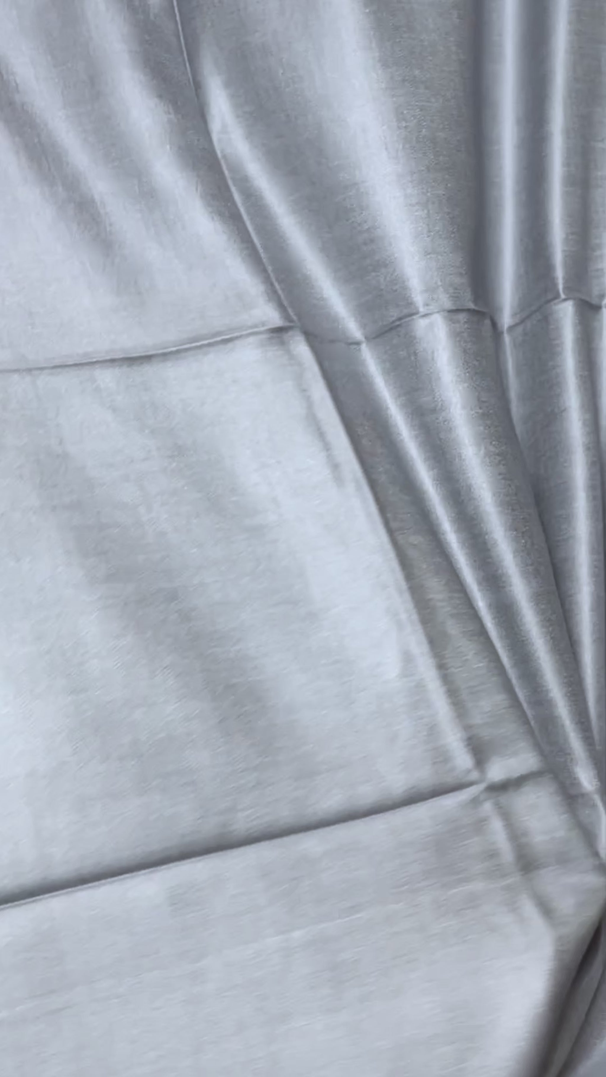 Luxuriöses Seidentuch aus Indien in Silbergrau Schal Video