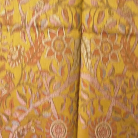 Original Paisley Schal in Gold mit Pfauen- und Lebensbaum-Motiv aus Leinen & Seide, luxuriöses Jacquard-Design, elegantes Unisex Tuch im indischen Stil video