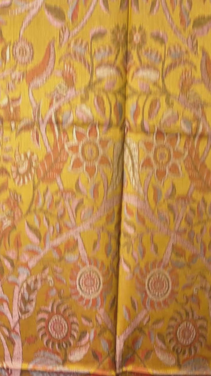 Original Paisley Schal in Gold mit Pfauen- und Lebensbaum-Motiv aus Leinen & Seide, luxuriöses Jacquard-Design, elegantes Unisex Tuch im indischen Stil video