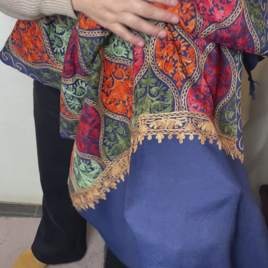 Navy Heritage Embroidery bestickter Unisex Schal aus Baumwolle und Viskose Video