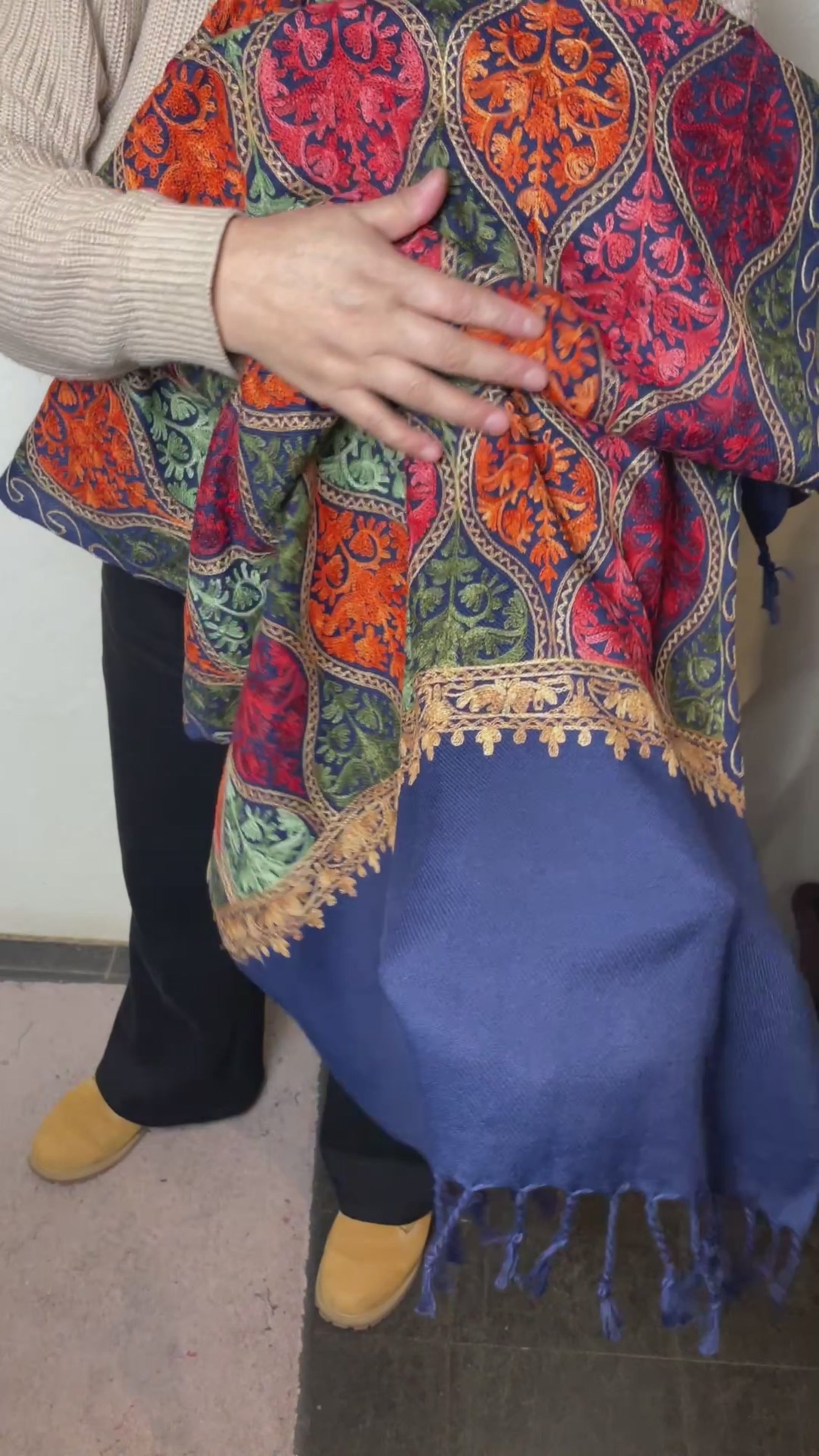 Navy Heritage Embroidery bestickter Unisex Schal aus Baumwolle und Viskose Video