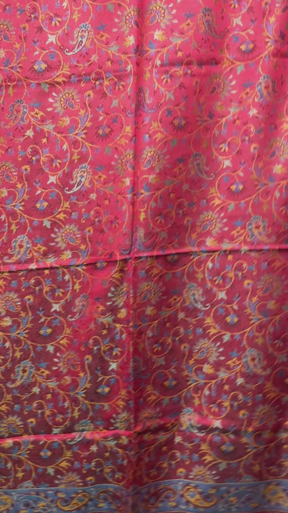Original Jacquard Schal aus Indien in Himbeerrot mit Paisley- und Blumenmuster. Wendbarer Leinen-Seide-Schal, luxuriöse Unisex Stola für Winter, Frühling, Herbst und Sommer. video