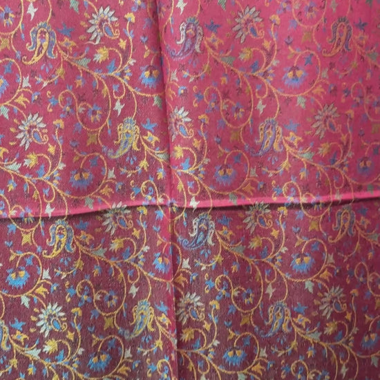 Original Jacquard Schal aus Indien in Beerenrot & Gold mit Paisley- und Blumenmuster. Wendbar, luxuriöse Leinen-Seide-Mischung, Unisex Tuch für alle Jahreszeiten video