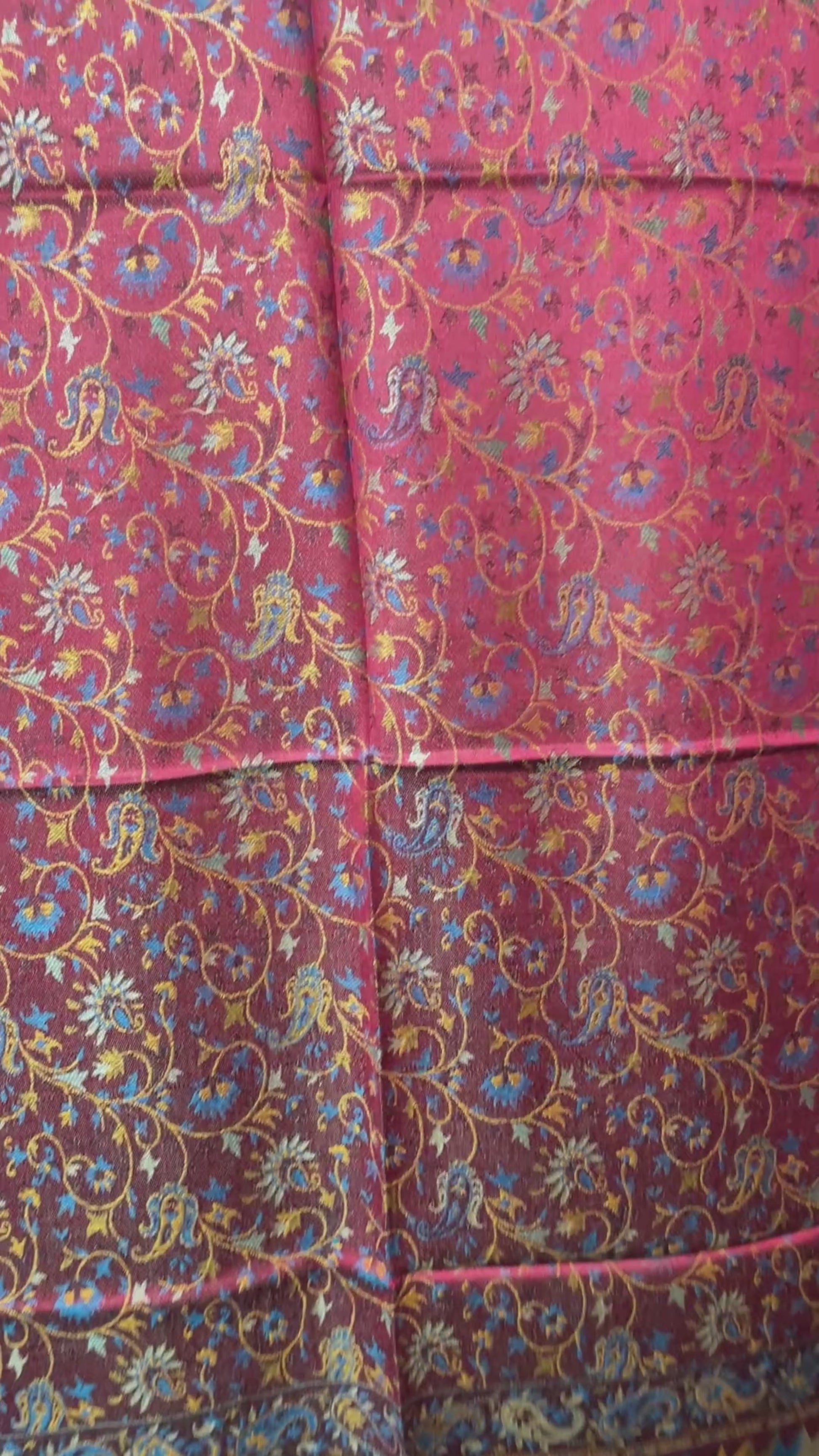 Original Jacquard Schal aus Indien in Beerenrot & Gold mit Paisley- und Blumenmuster. Wendbar, luxuriöse Leinen-Seide-Mischung, Unisex Tuch für alle Jahreszeiten video