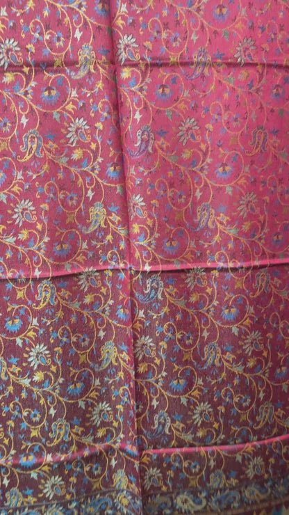 Original Jacquard Schal aus Indien in Beerenrot & Gold mit Paisley- und Blumenmuster. Wendbar, luxuriöse Leinen-Seide-Mischung, Unisex Tuch für alle Jahreszeiten video