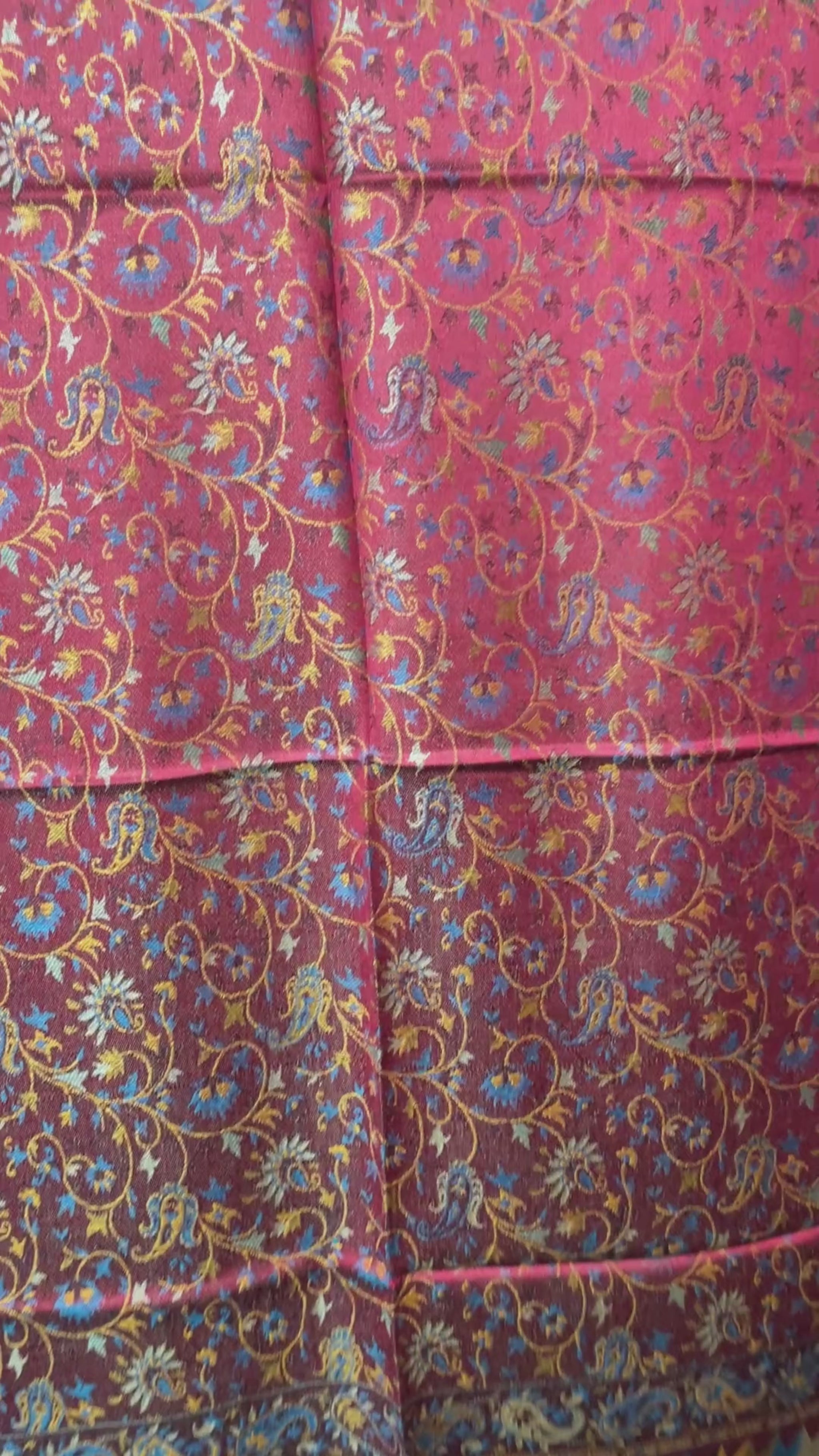 Original Jacquard Schal aus Indien in Beerenrot & Gold mit Paisley- und Blumenmuster. Wendbar, luxuriöse Leinen-Seide-Mischung, Unisex Tuch für alle Jahreszeiten video