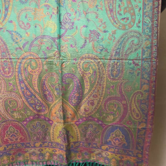Emerald Magenta Radiance Paisley Schal aus Indien Seide Viskose video