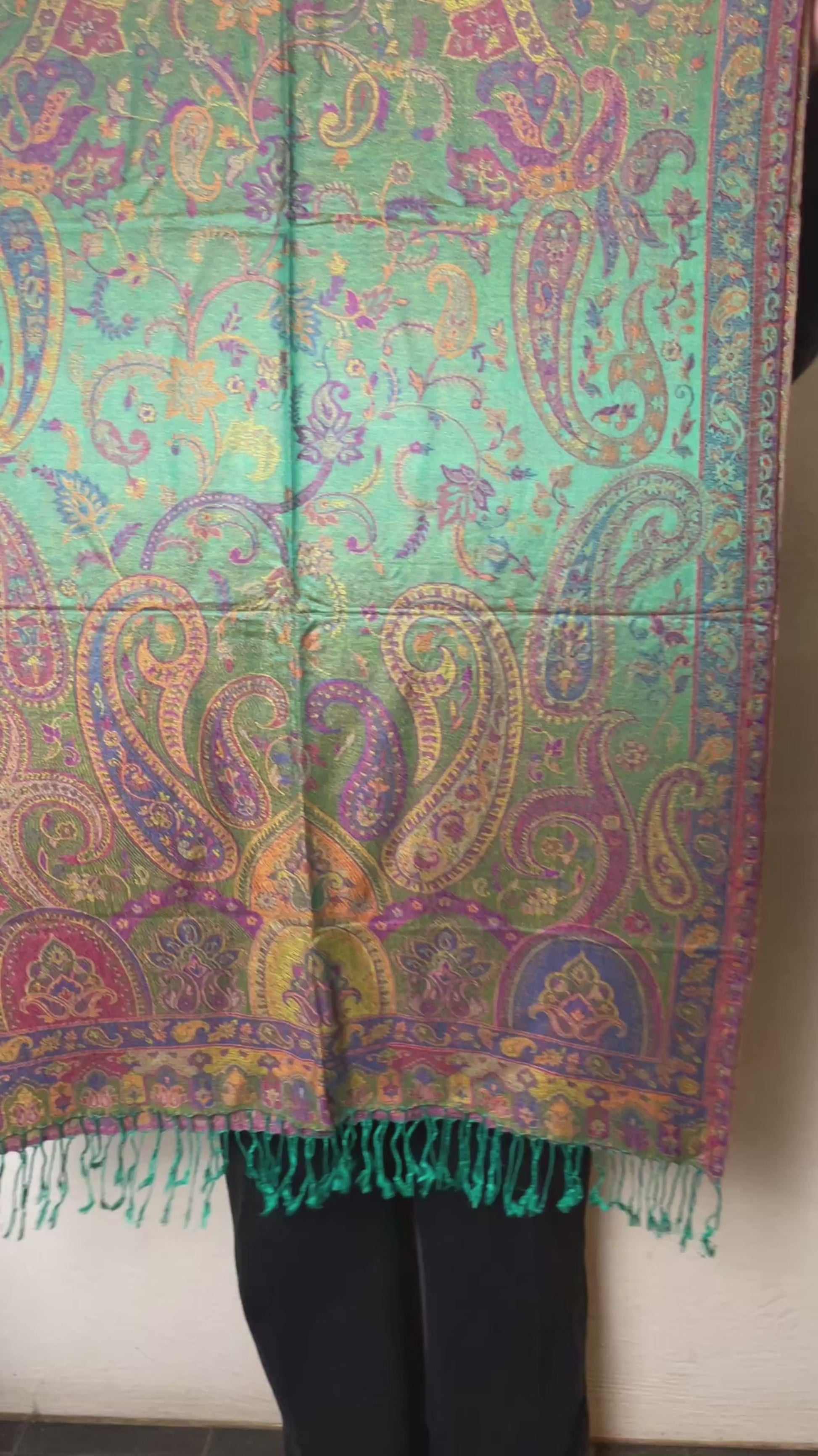 Emerald Magenta Radiance Paisley Schal aus Indien Seide Viskose video